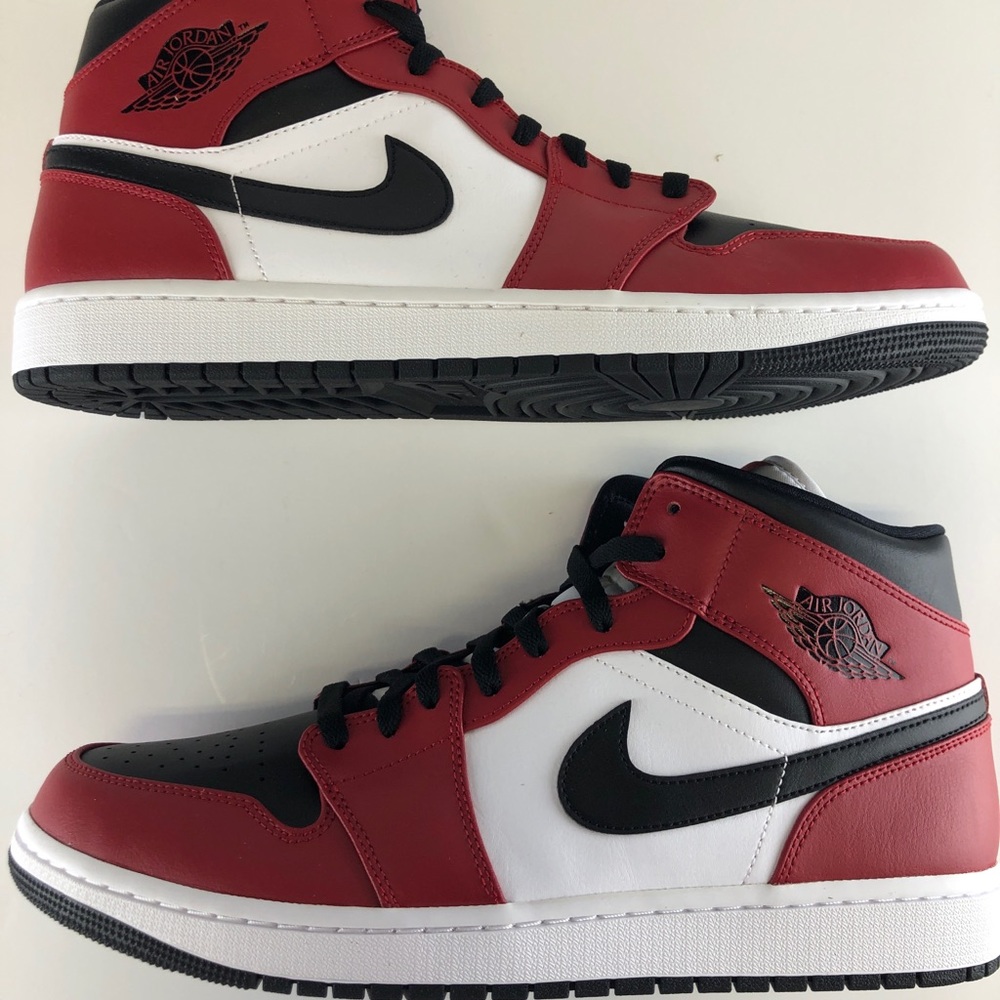 Nike Air Jordan 1 Retro MID Chicago Toe MENS 554724-069 Red White Black - Picture 3 of 12